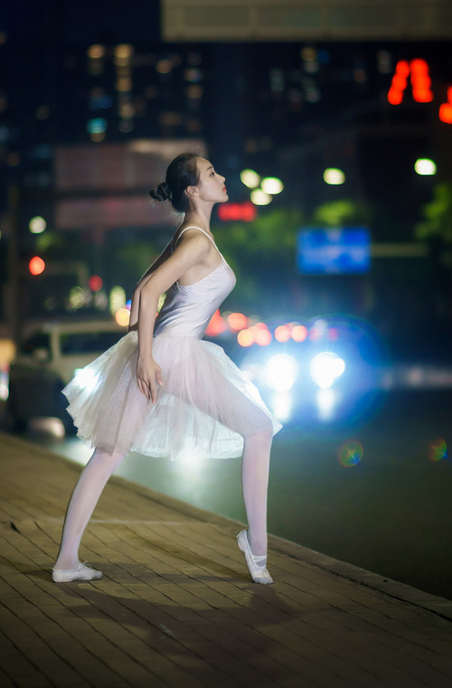 爱游戏体育APP下载-“顶级马拉松选手亮相武汉，赛场惊现新纪录”